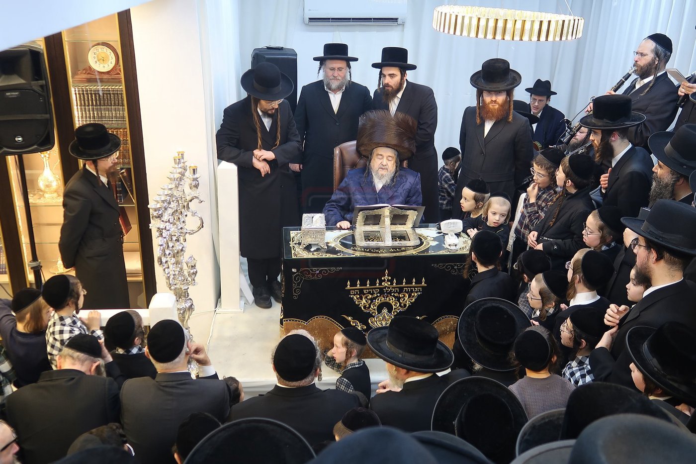 הגה"צ רבי יעקב מאיר שכטר בהדלקת נרות חנוכה