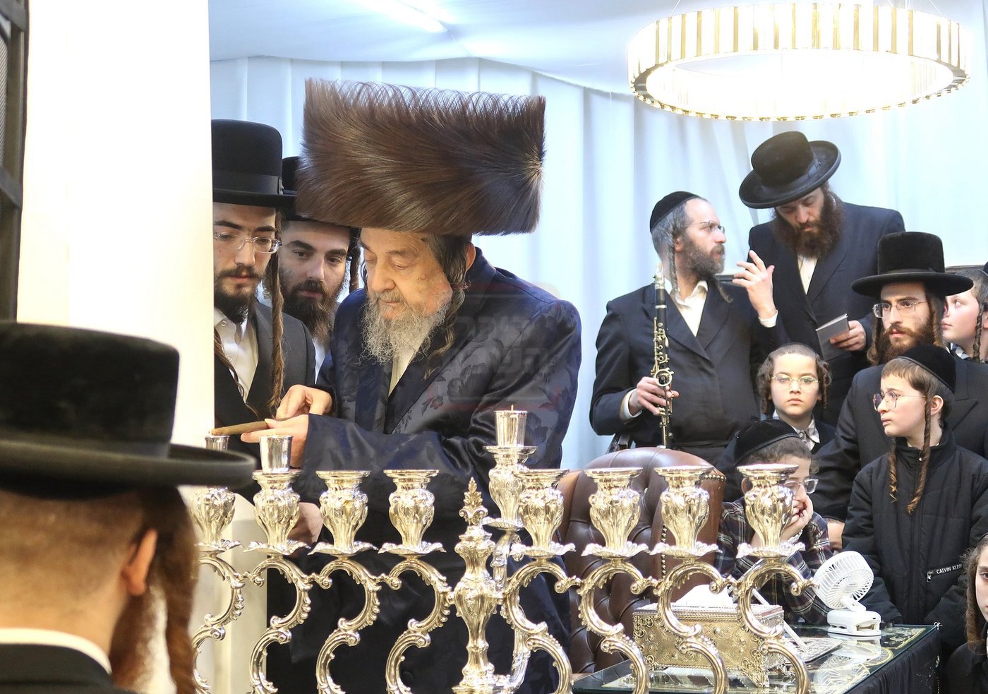 הגה"צ רבי יעקב מאיר שכטר בהדלקת נרות חנוכה