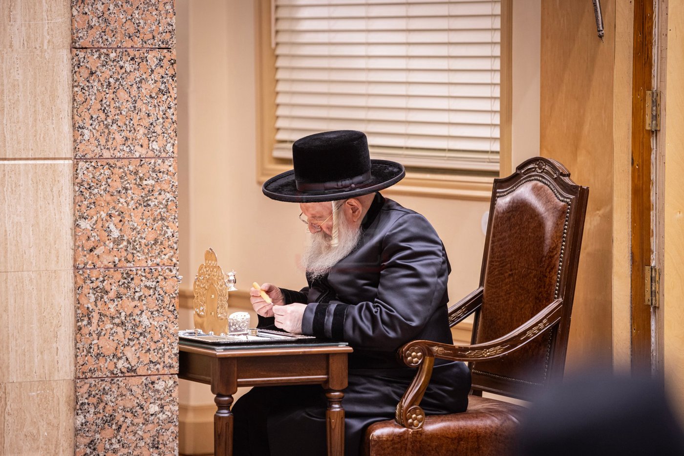 האדמו"ר מבאבוב בהדלקת נרות חנוכה