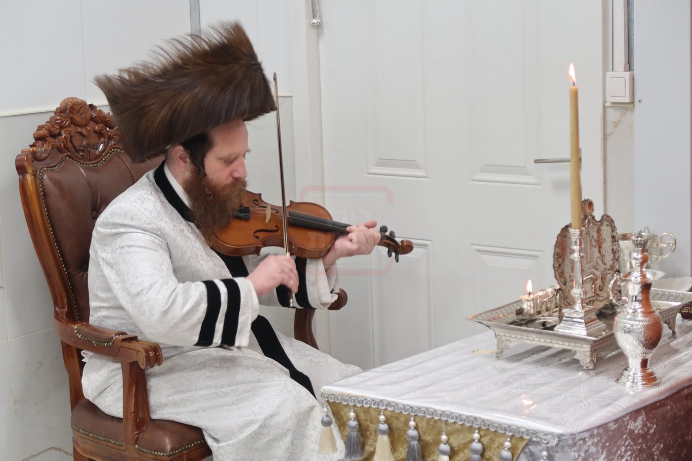 האדמו"ר ממיאלען בהדלקת נרות חנוכה