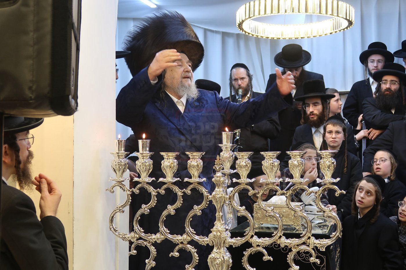 הגה"צ רבי יעקב מאיר שכטר בהדלקת נרות חנוכה
