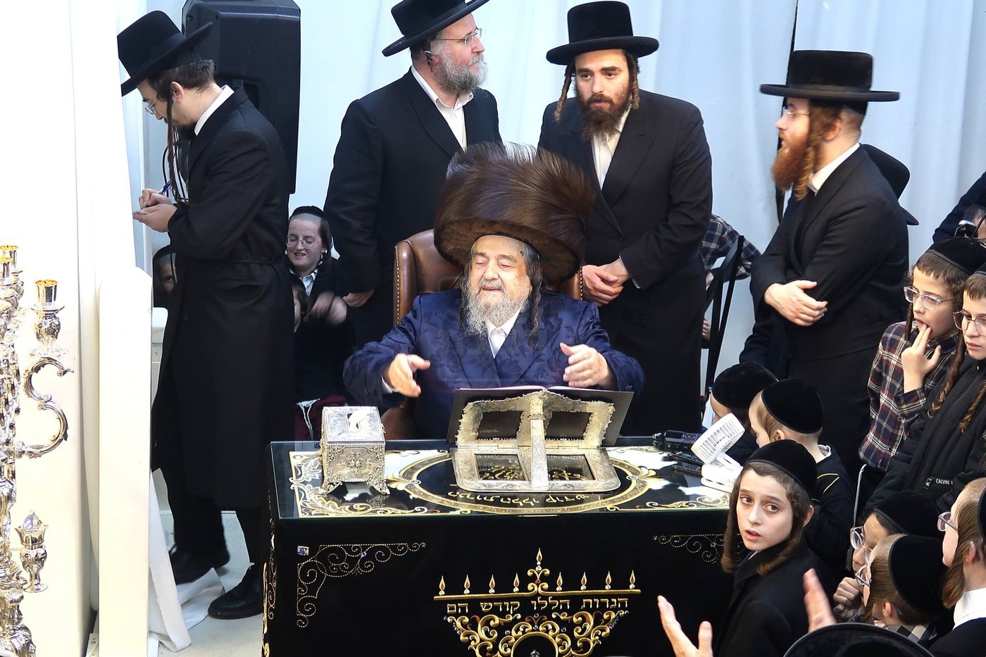 הגה"צ רבי יעקב מאיר שכטר בהדלקת נרות חנוכה