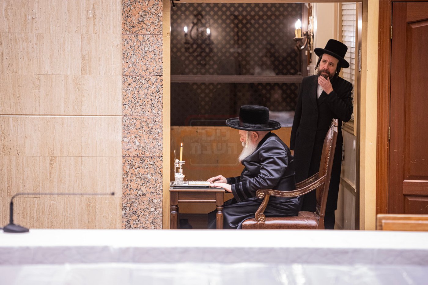 האדמו"ר מבאבוב בהדלקת נרות חנוכה