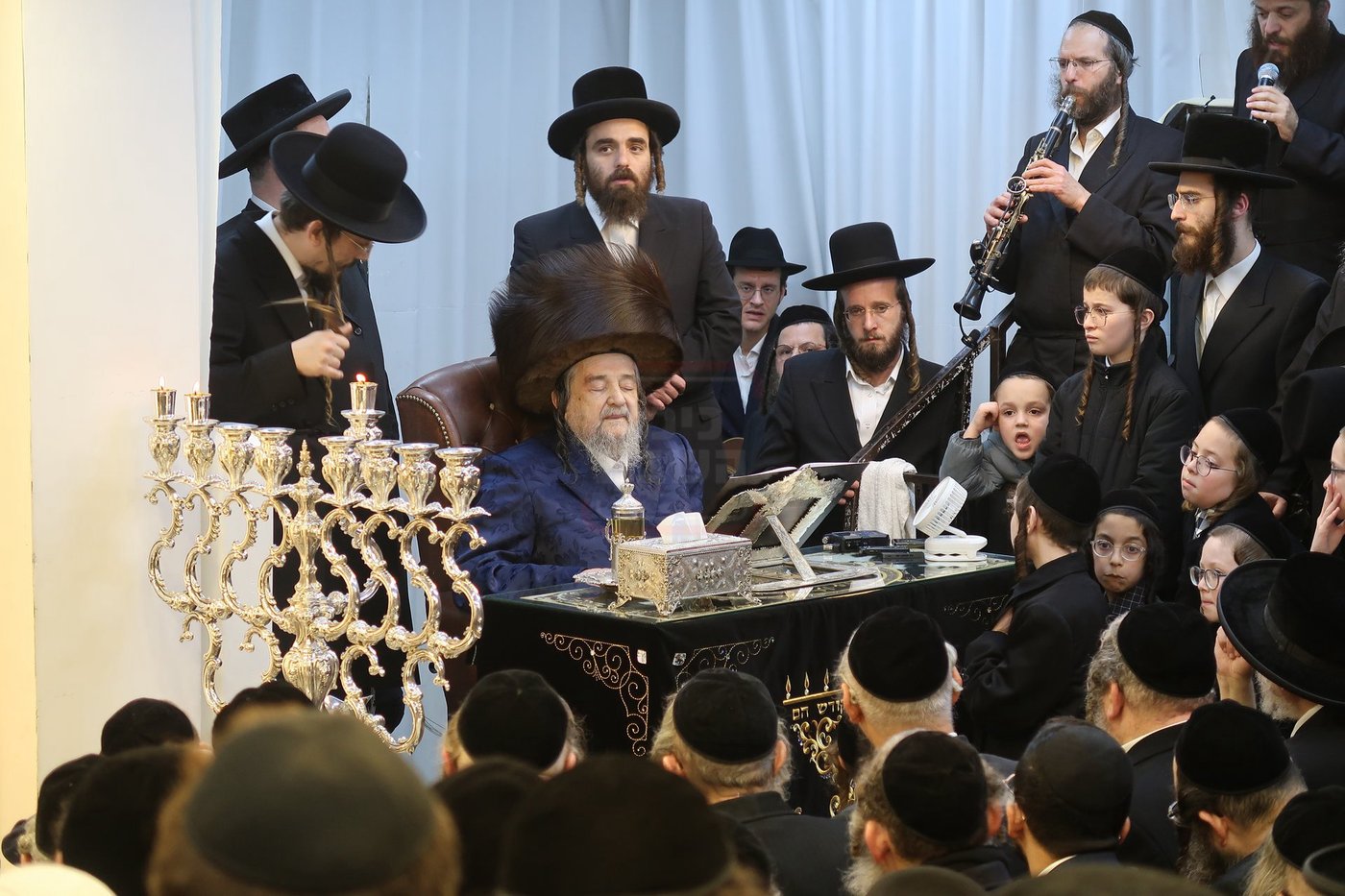 הגה"צ רבי יעקב מאיר שכטר בהדלקת נרות חנוכה