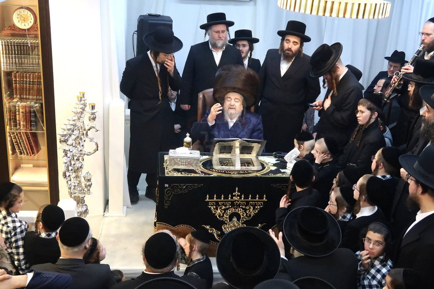 הגה"צ רבי יעקב מאיר שכטר בהדלקת נרות חנוכה