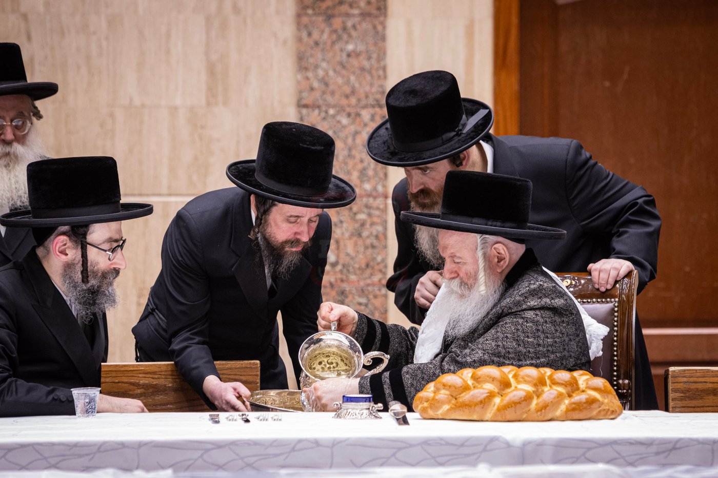 האדמו"ר מבאבוב בהדלקת נרות חנוכה