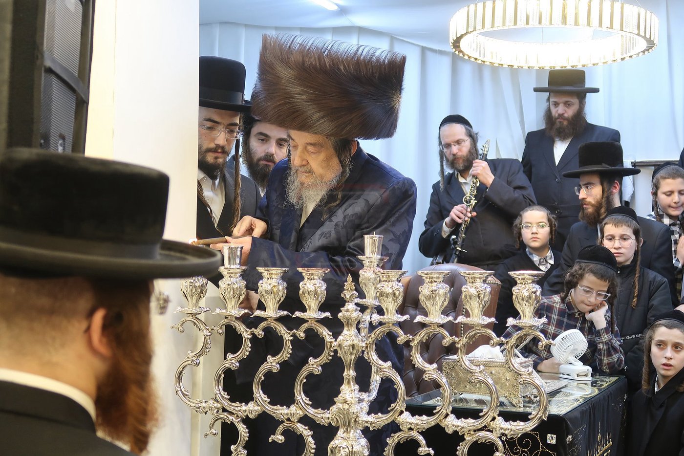 הגה"צ רבי יעקב מאיר שכטר בהדלקת נרות חנוכה
