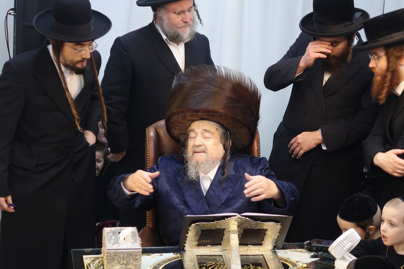 הגה"צ רבי יעקב מאיר שכטר בהדלקת נרות חנוכה