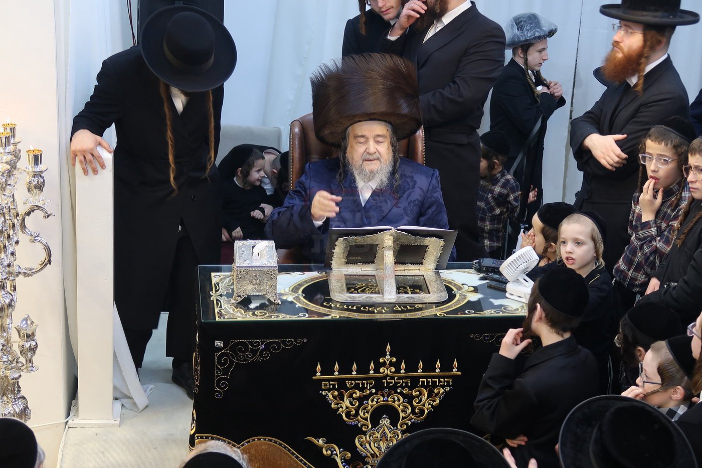 הגה"צ רבי יעקב מאיר שכטר בהדלקת נרות חנוכה