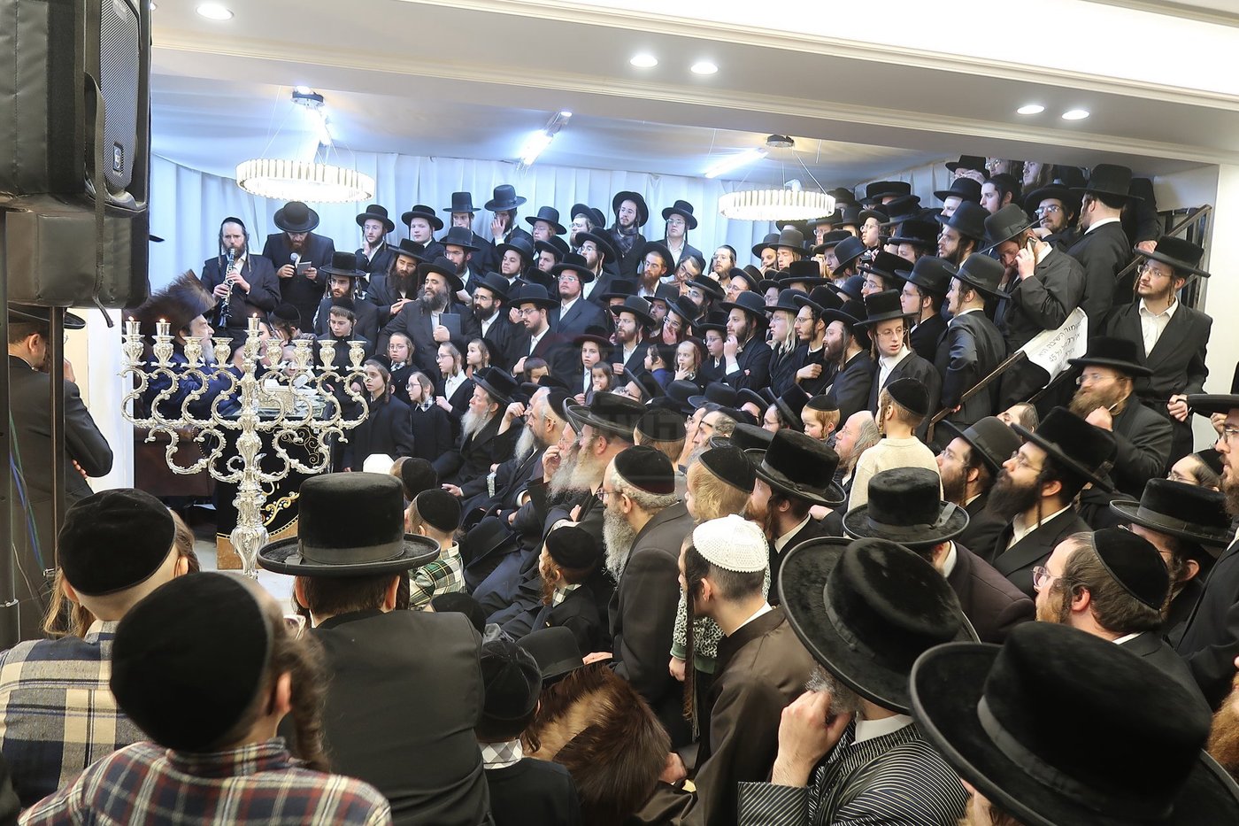 הגה"צ רבי יעקב מאיר שכטר בהדלקת נרות חנוכה