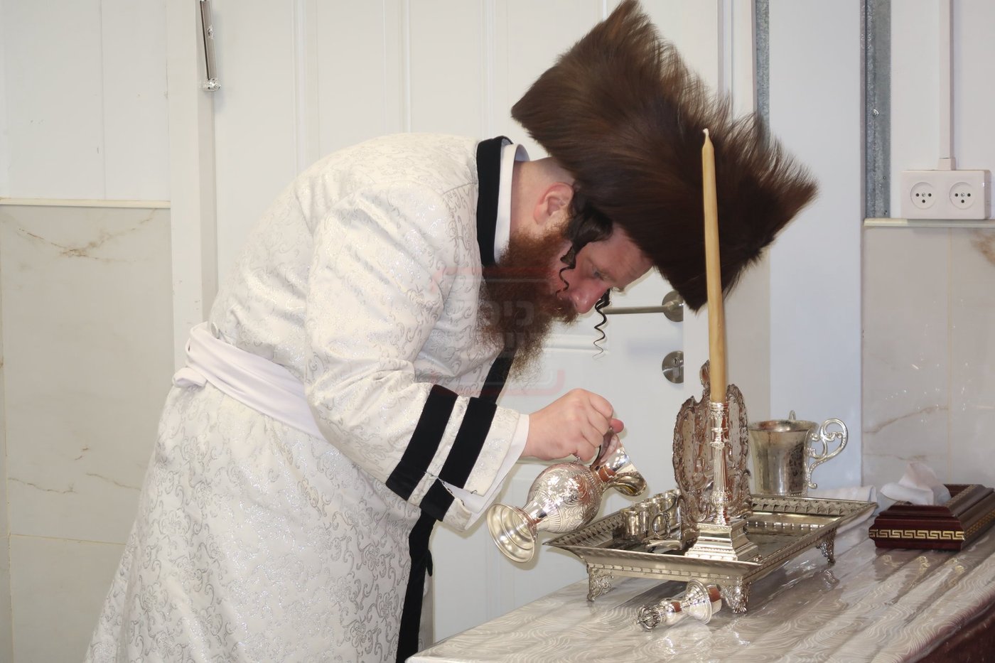 האדמו"ר ממיאלען בהדלקת נרות חנוכה