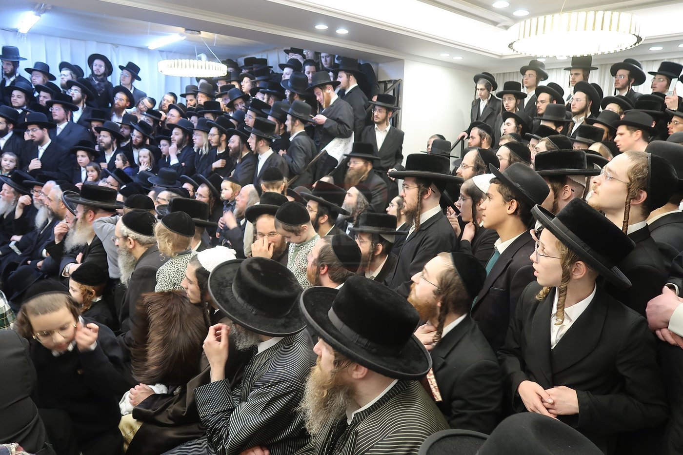 הגה"צ רבי יעקב מאיר שכטר בהדלקת נרות חנוכה