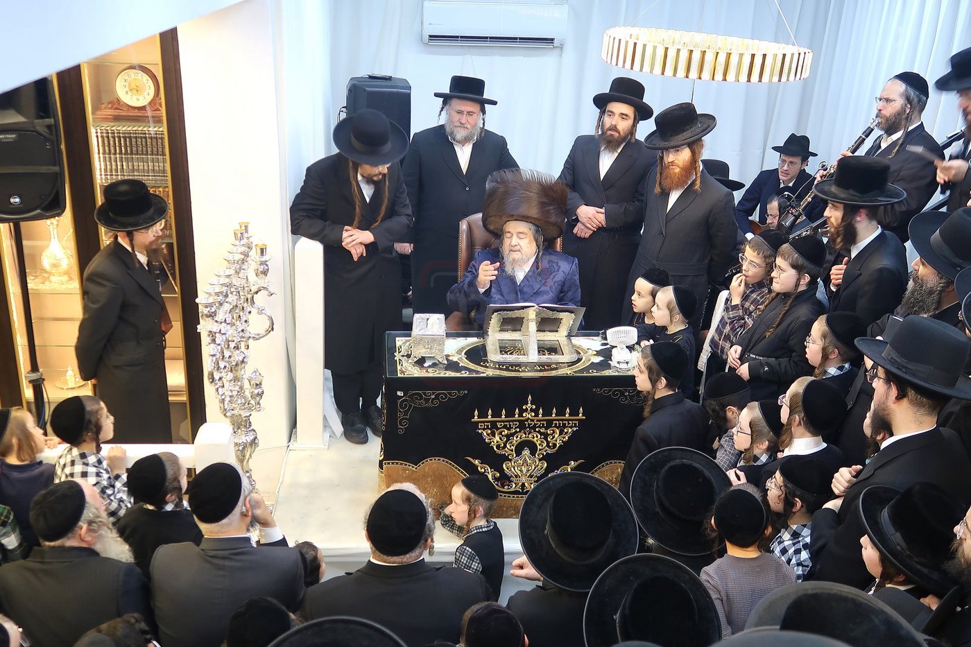 הגה"צ רבי יעקב מאיר שכטר בהדלקת נרות חנוכה