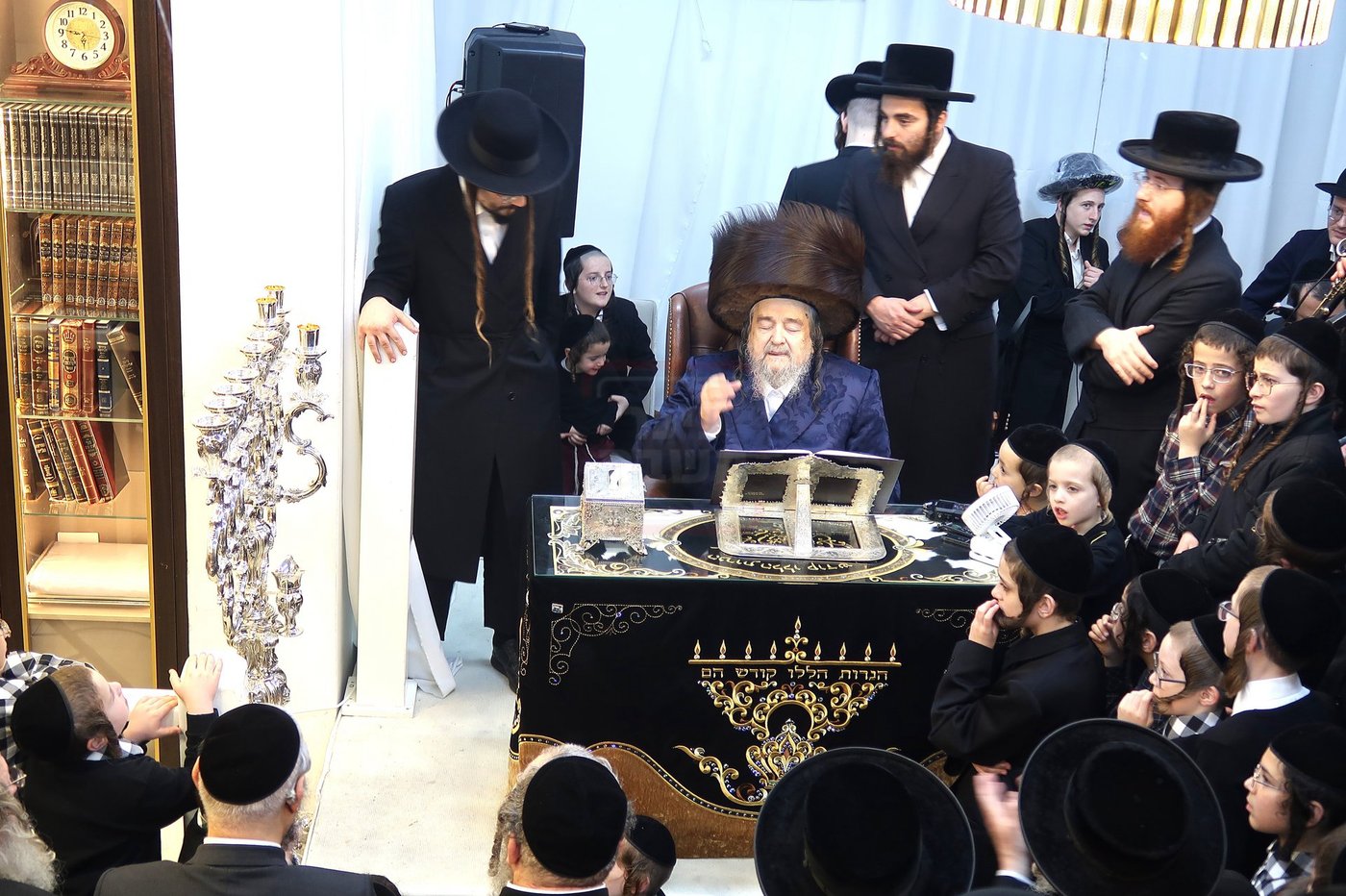 הגה"צ רבי יעקב מאיר שכטר בהדלקת נרות חנוכה