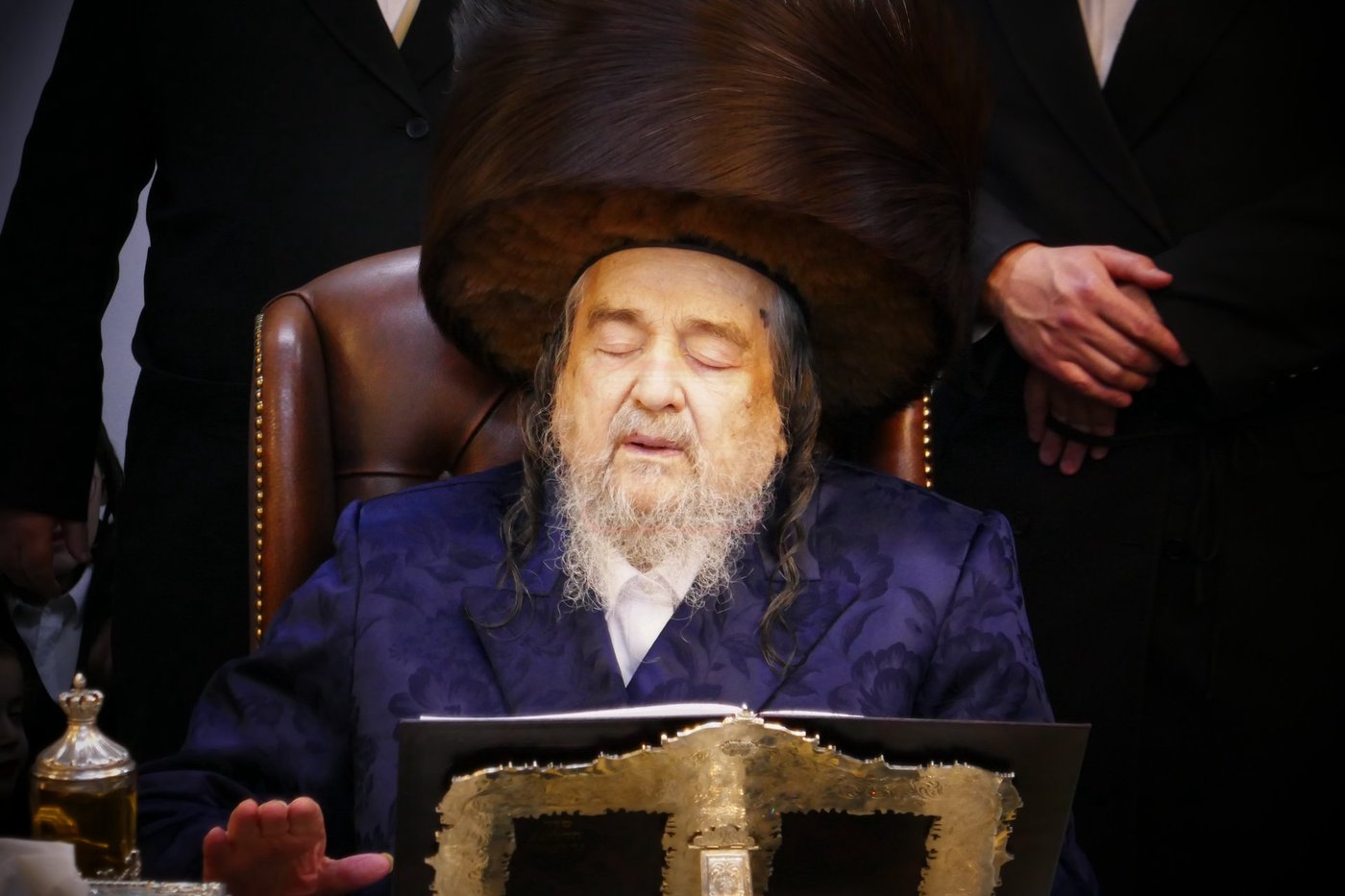 הגה"צ רבי יעקב מאיר שכטר בהדלקת נרות חנוכה