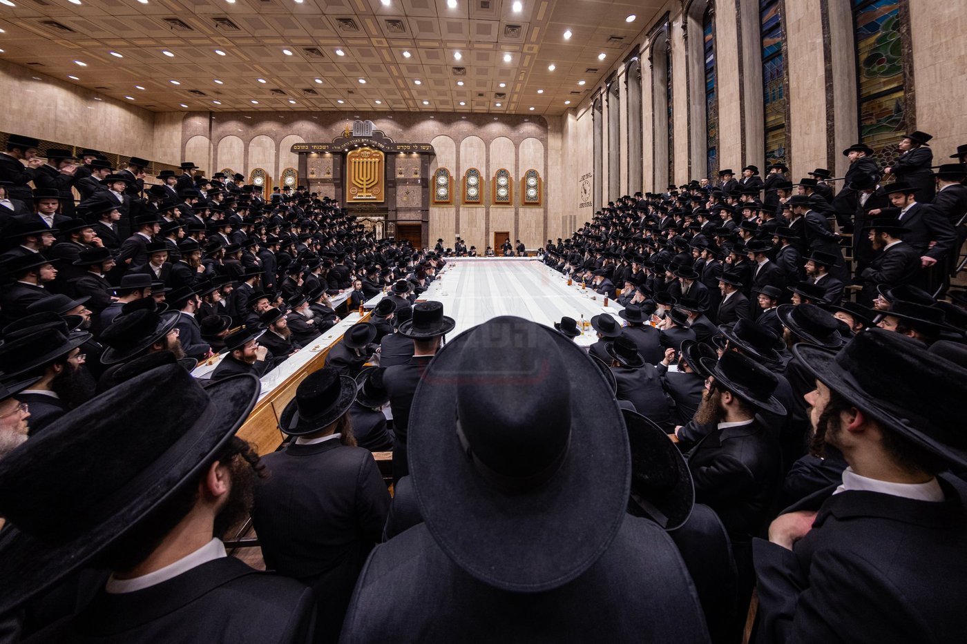 האדמו"ר מבאבוב בהדלקת נרות חנוכה