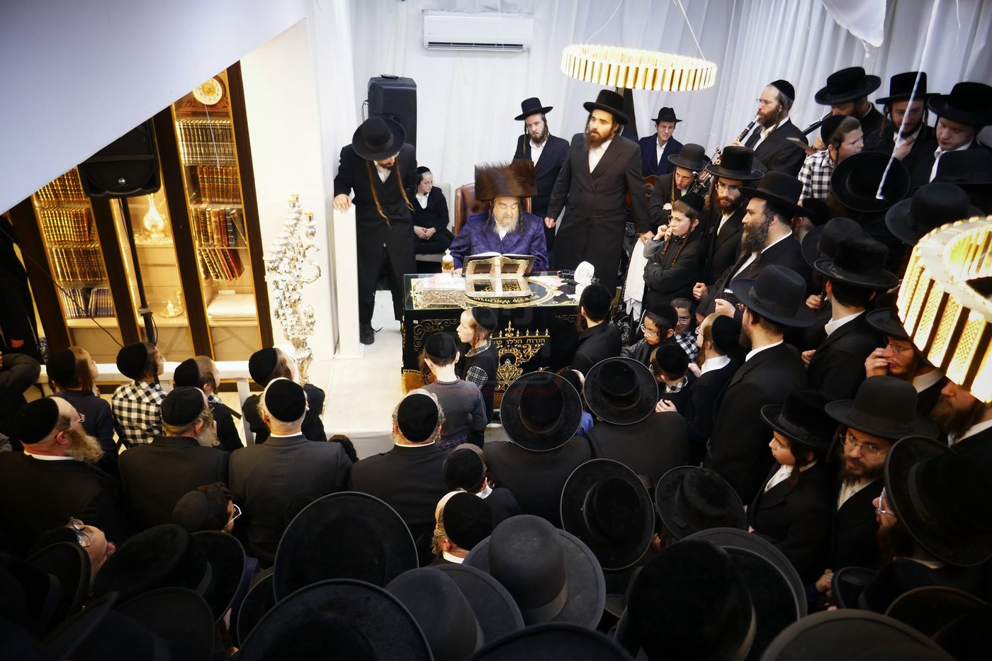 הגה"צ רבי יעקב מאיר שכטר בהדלקת נרות חנוכה