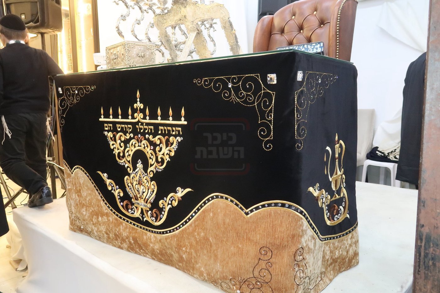 הגה"צ רבי יעקב מאיר שכטר בהדלקת נרות חנוכה