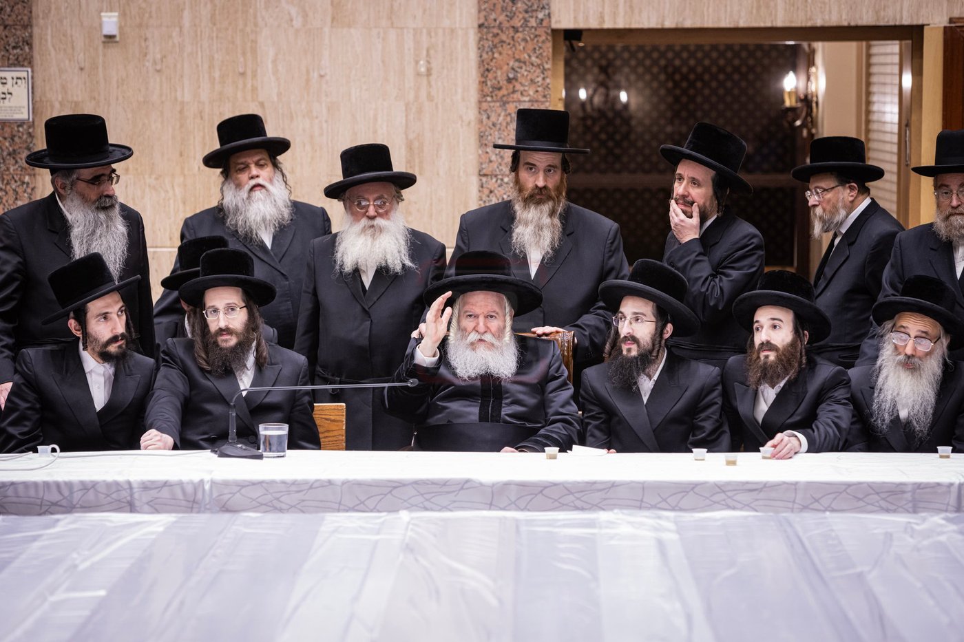 האדמו"ר מבאבוב בהדלקת נרות חנוכה