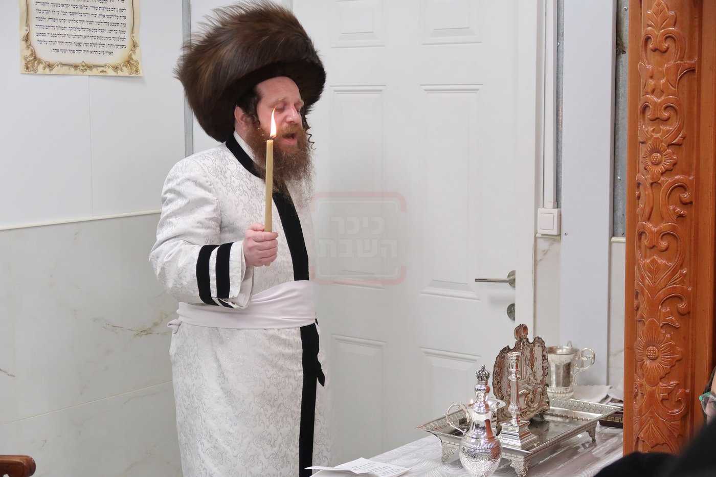 האדמו"ר ממיאלען בהדלקת נרות חנוכה