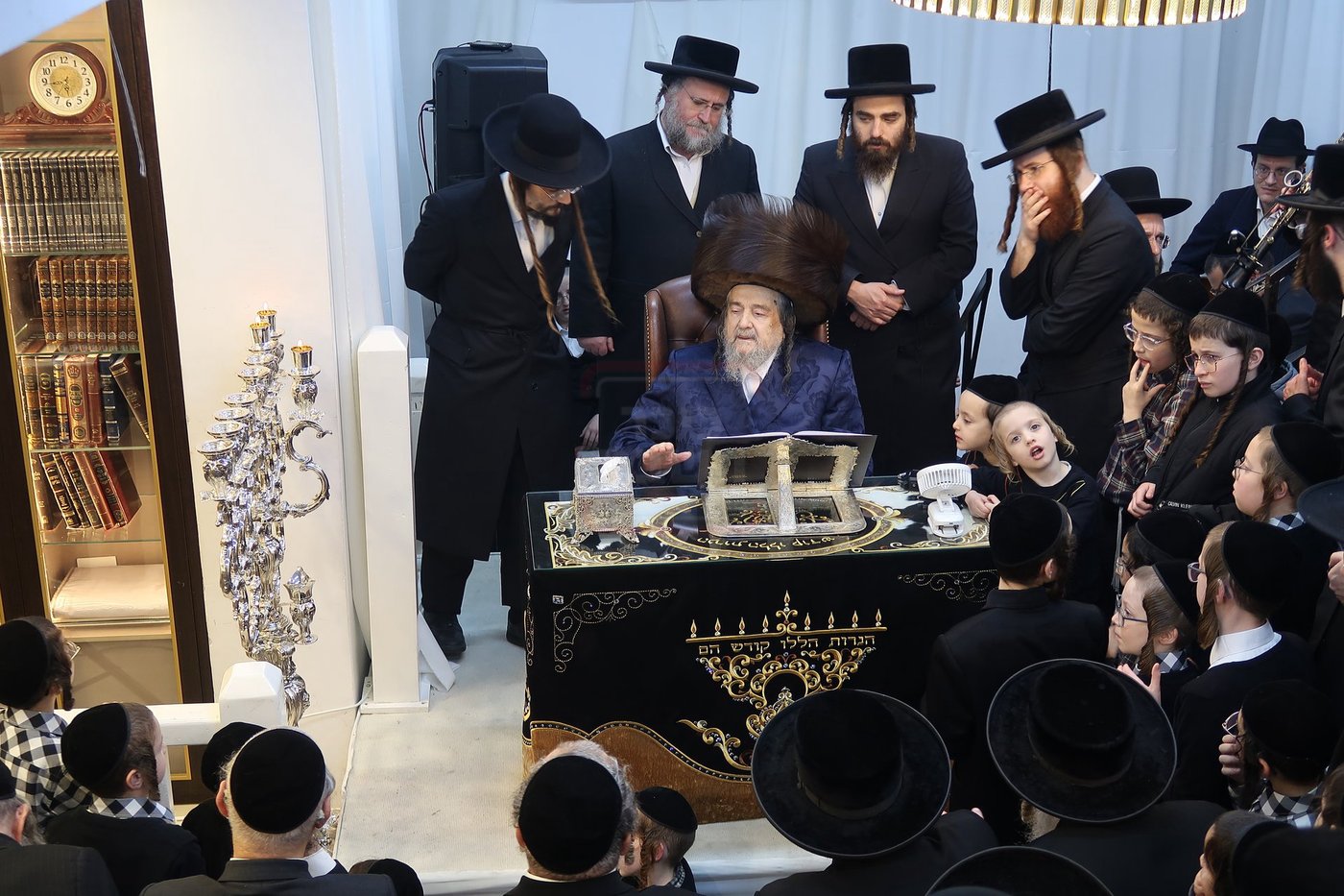 הגה"צ רבי יעקב מאיר שכטר בהדלקת נרות חנוכה