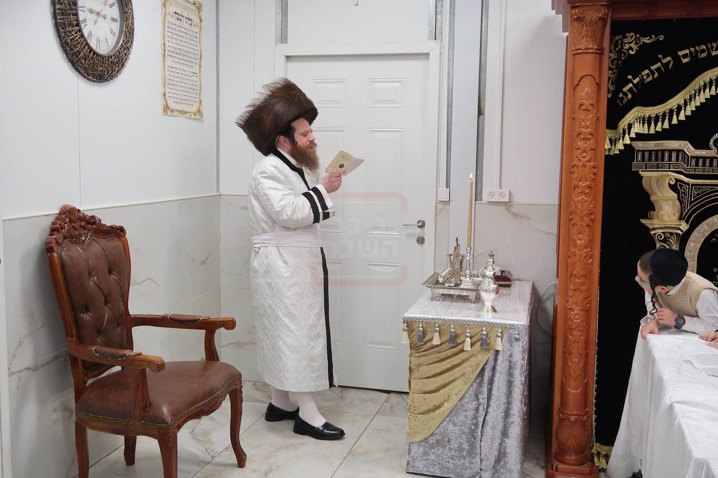 האדמו"ר ממיאלען בהדלקת נרות חנוכה