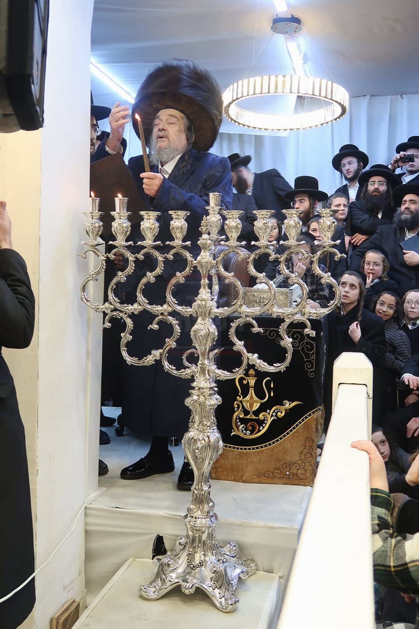 הגה"צ רבי יעקב מאיר שכטר בהדלקת נרות חנוכה