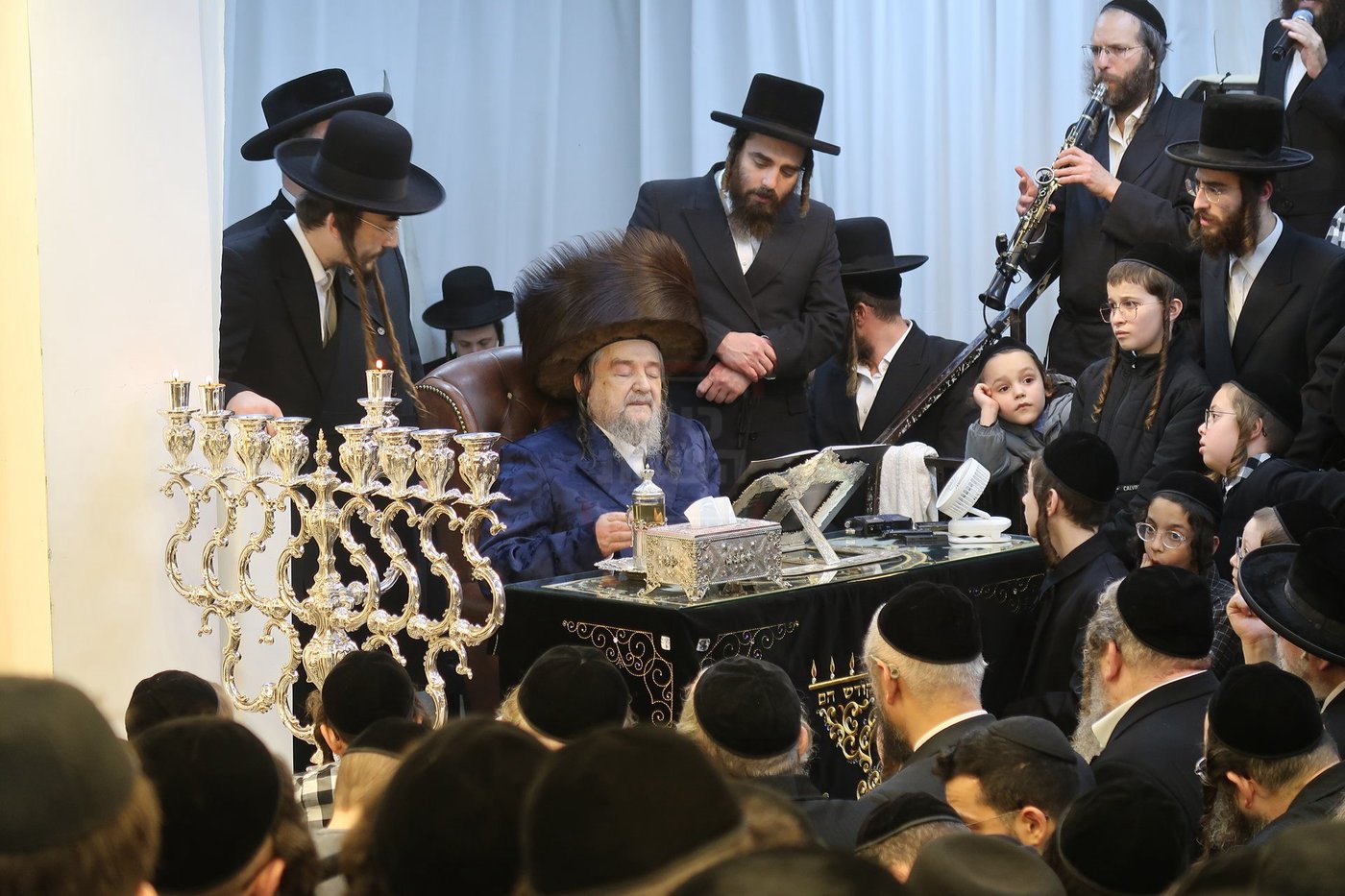 הגה"צ רבי יעקב מאיר שכטר בהדלקת נרות חנוכה