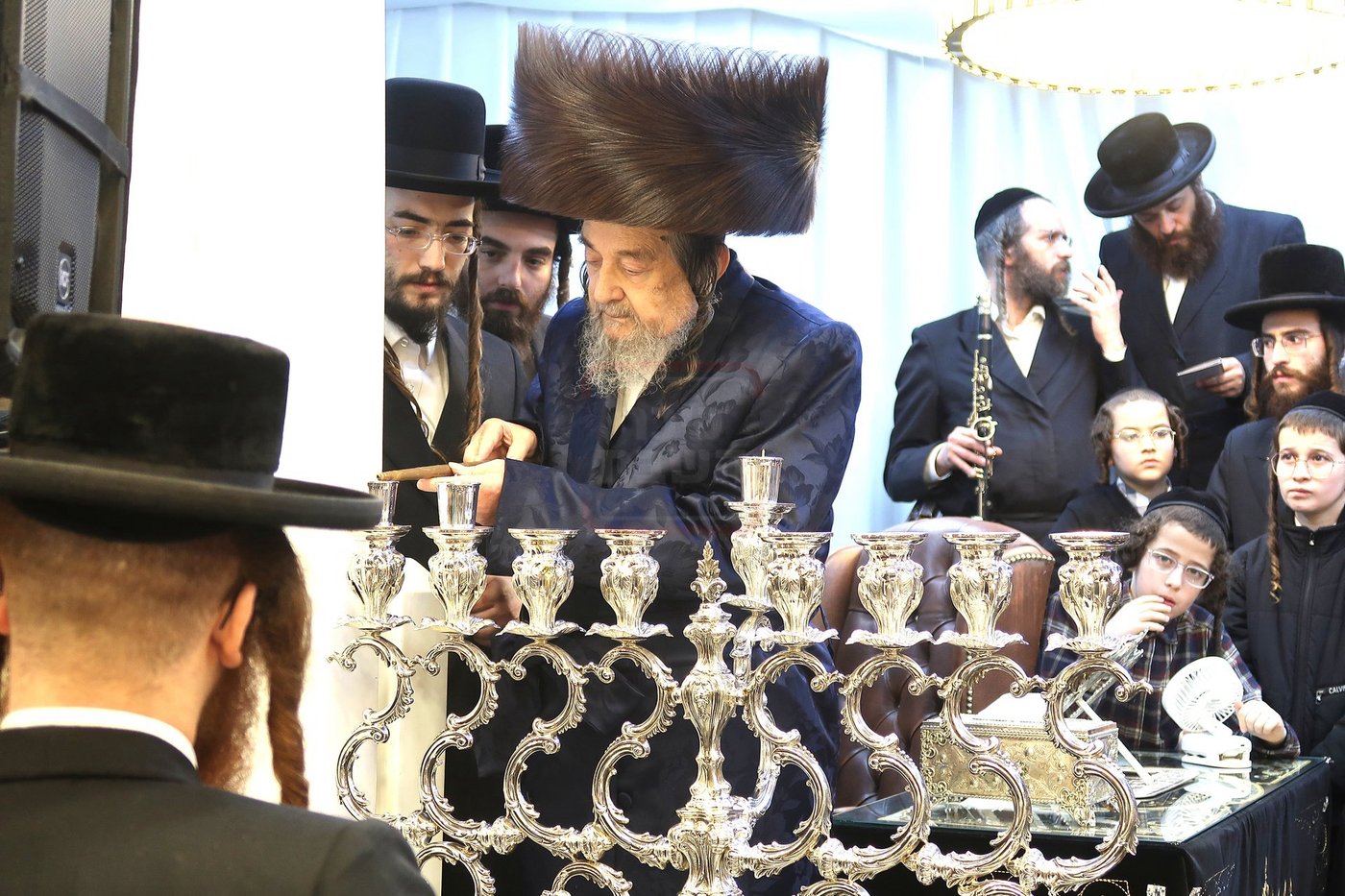 הגה"צ רבי יעקב מאיר שכטר בהדלקת נרות חנוכה