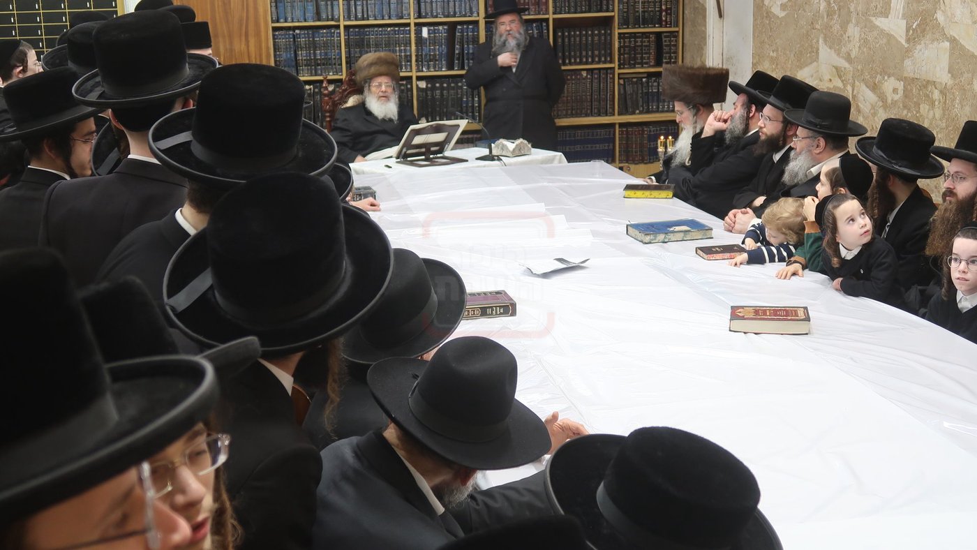 האדמו"ר מקומרנא בהדלקת נרות חנוכה