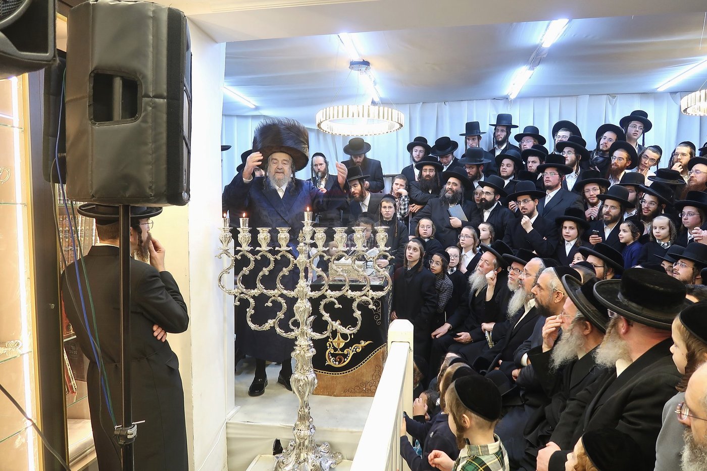 הגה"צ רבי יעקב מאיר שכטר בהדלקת נרות חנוכה