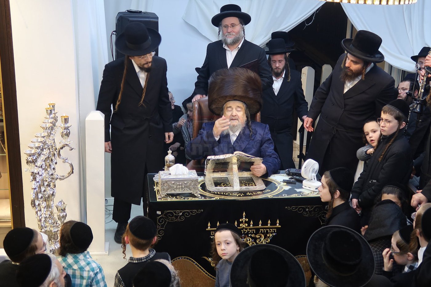 הגה"צ רבי יעקב מאיר שכטר בהדלקת נרות חנוכה