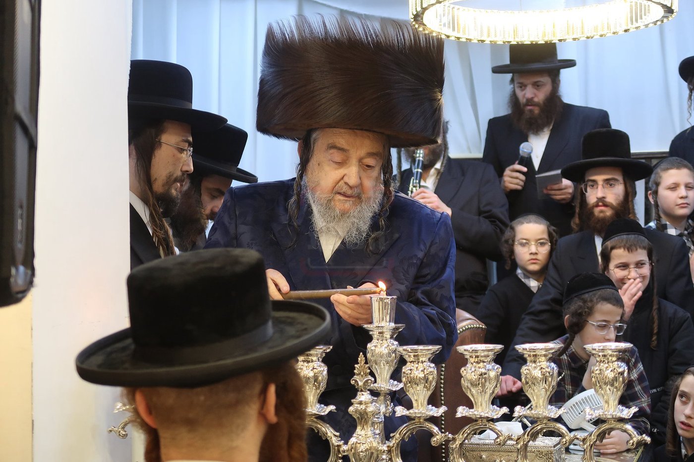 הגה"צ רבי יעקב מאיר שכטר בהדלקת נרות חנוכה