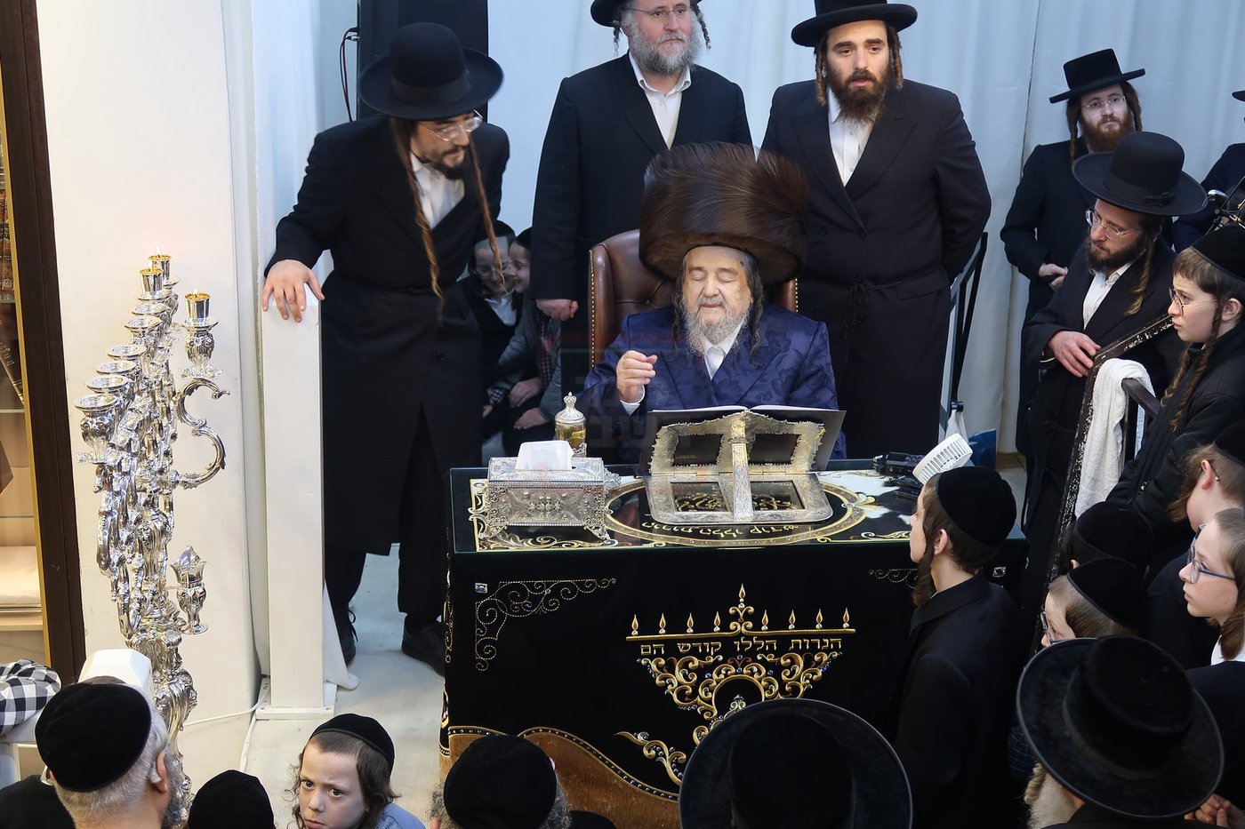 הגה"צ רבי יעקב מאיר שכטר בהדלקת נרות חנוכה