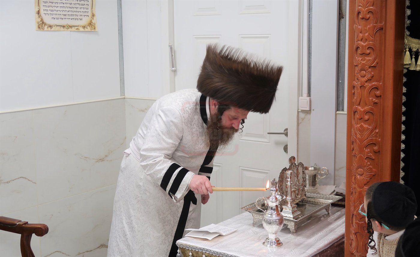 האדמו"ר ממיאלען בהדלקת נרות חנוכה