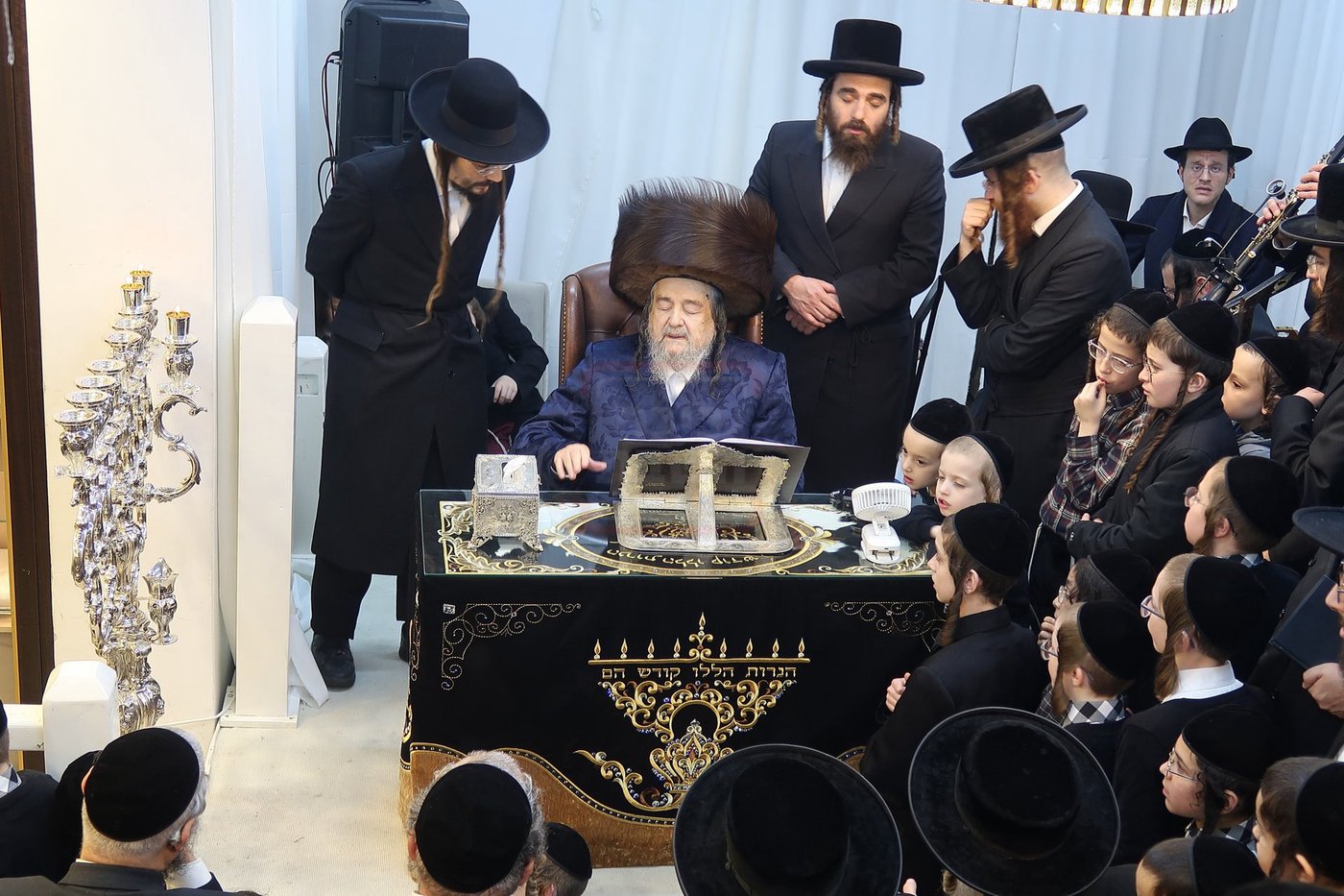 הגה"צ רבי יעקב מאיר שכטר בהדלקת נרות חנוכה