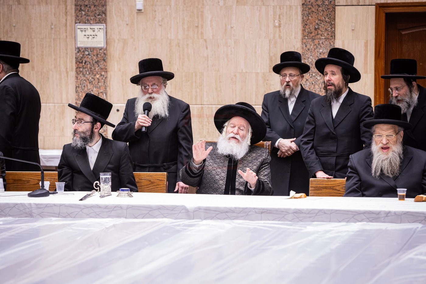 האדמו"ר מבאבוב בהדלקת נרות חנוכה