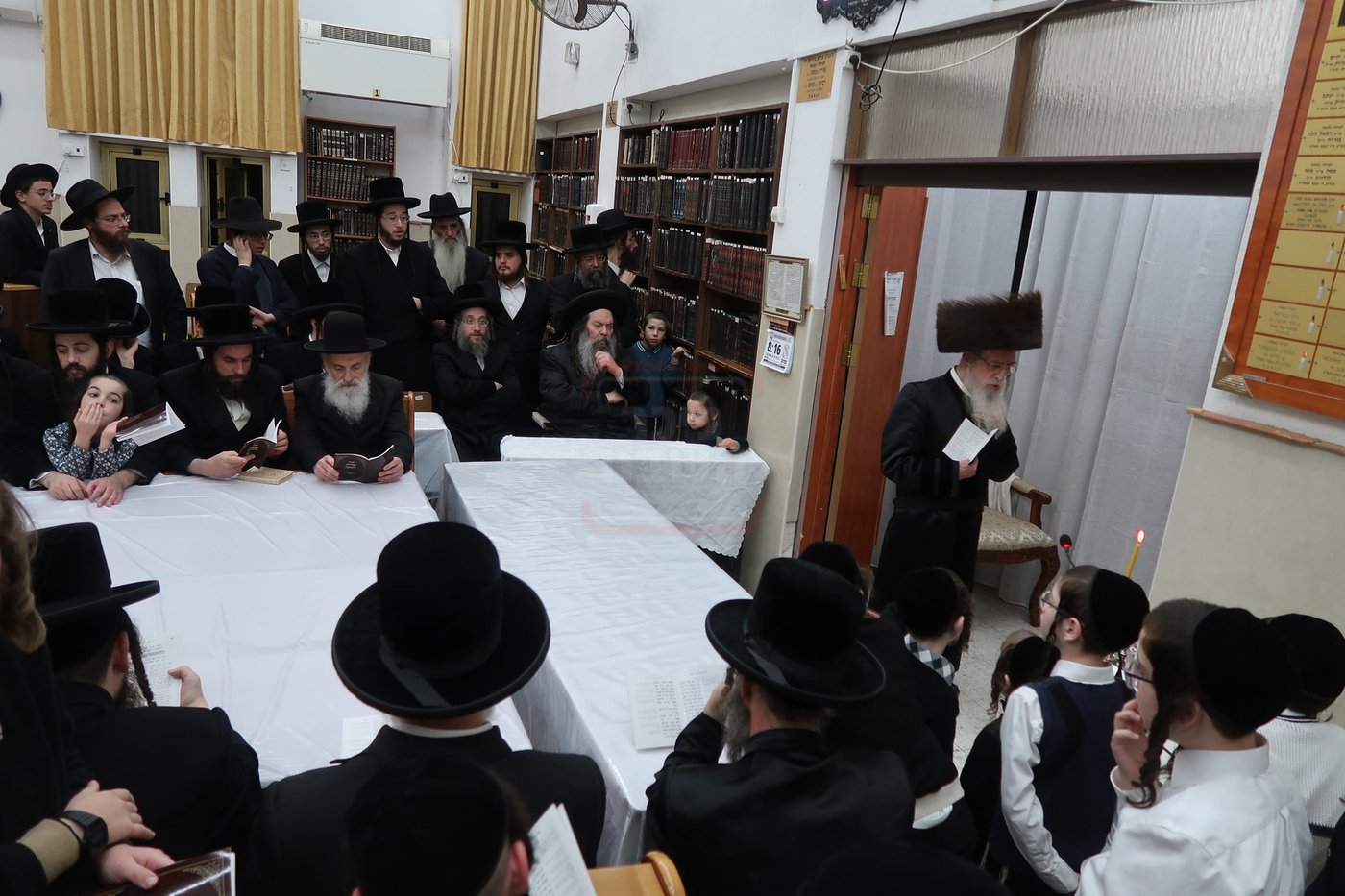 האדמו"ר ממעליץ בהדלקת נרות חנוכה