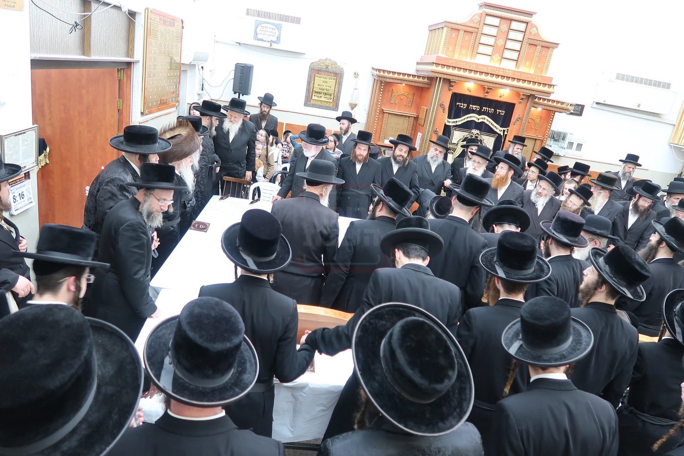 האדמו"ר ממעליץ בהדלקת נרות חנוכה