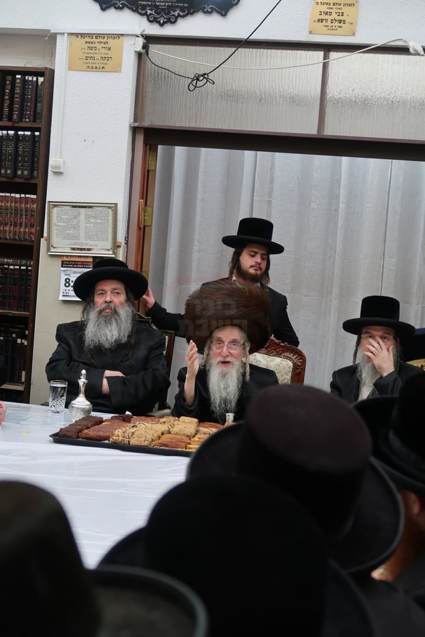 האדמו"ר ממעליץ בהדלקת נרות חנוכה