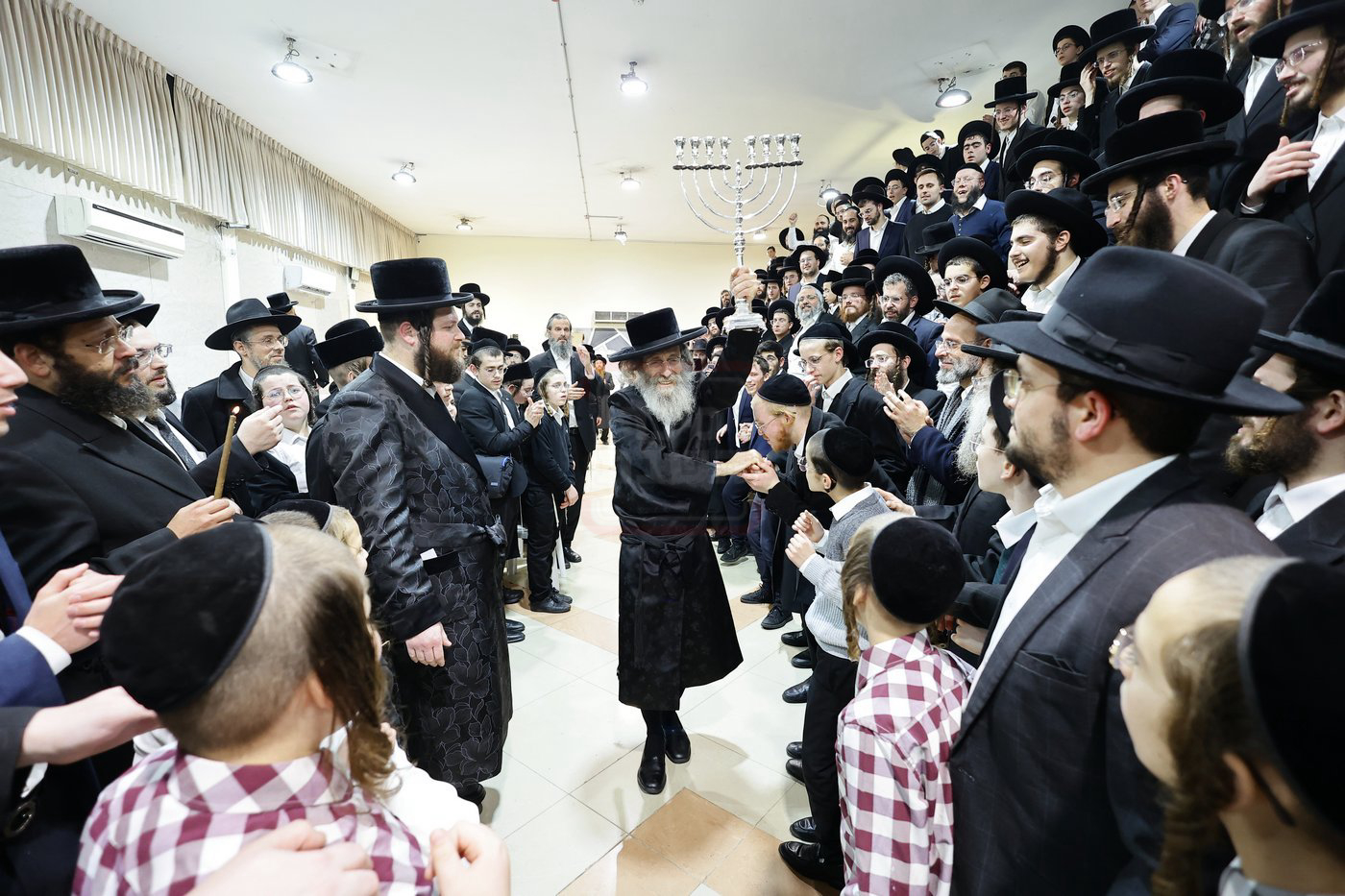 הרה"צ רבי אלימלך בידרמן בטיש חנוכה בחיפה