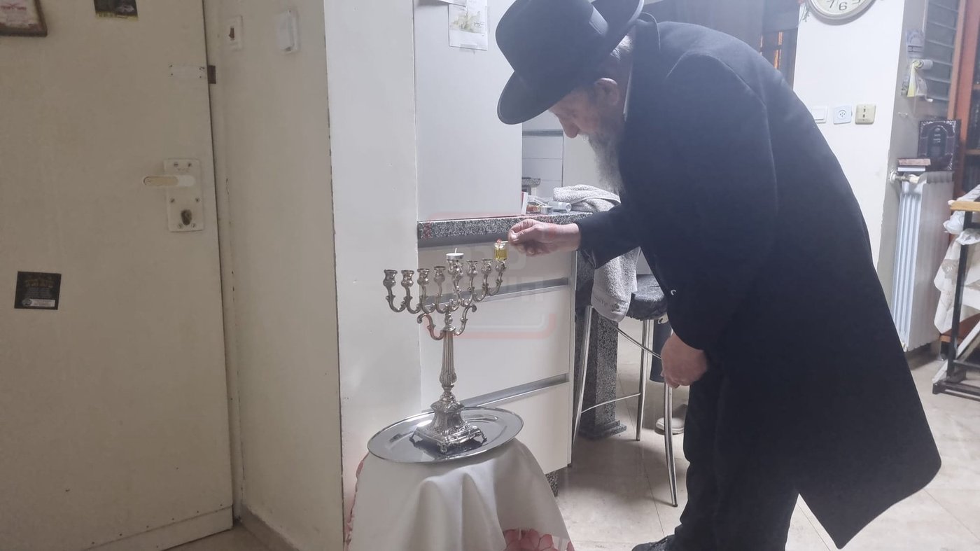 הגאון רבי בן ציון מוצפי בהדלקת נרות חנוכה