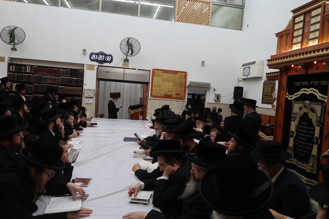 האדמו"ר ממעליץ בהדלקת נרות חנוכה