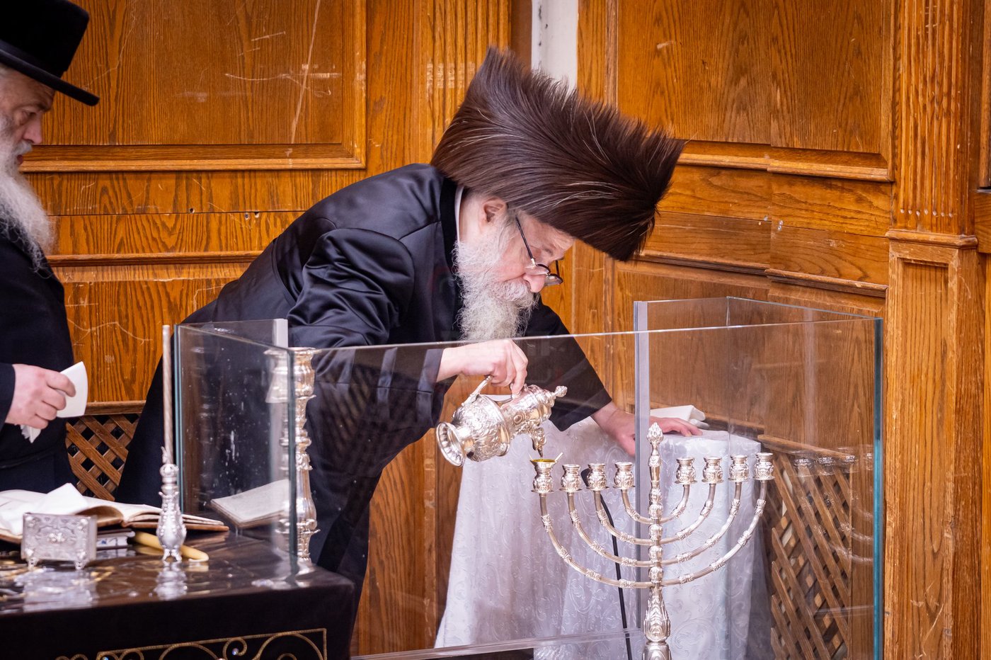 האדמו"ר מצאנז קלויזנבורג בהדלקת נרות חנוכה 