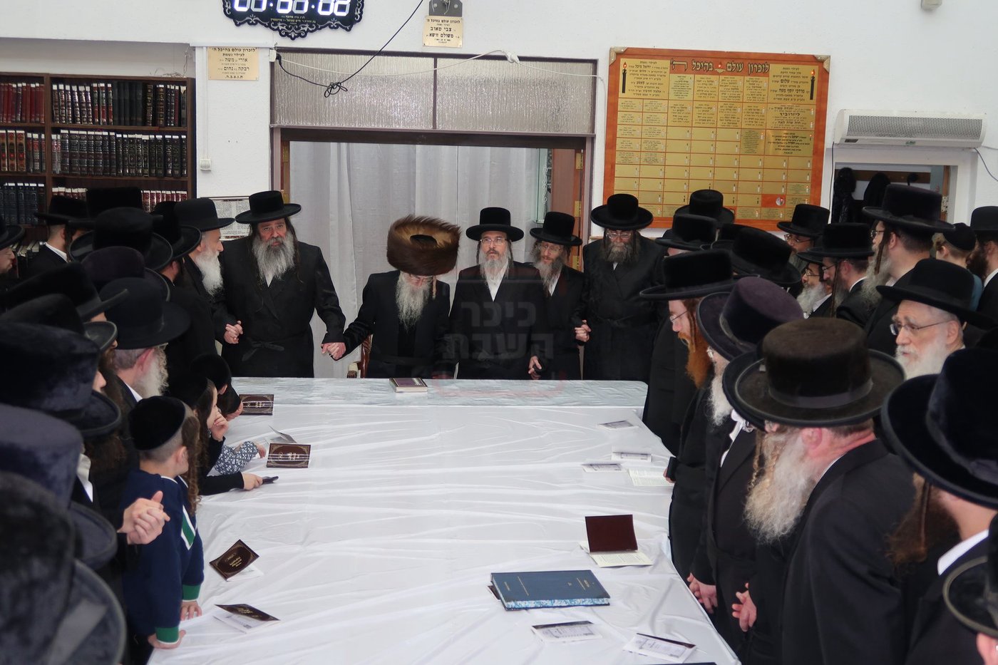 האדמו"ר ממעליץ בהדלקת נרות חנוכה