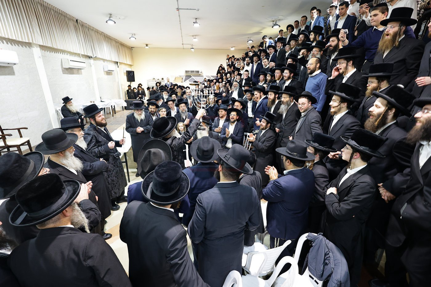 הרה"צ רבי אלימלך בידרמן בטיש חנוכה בחיפה