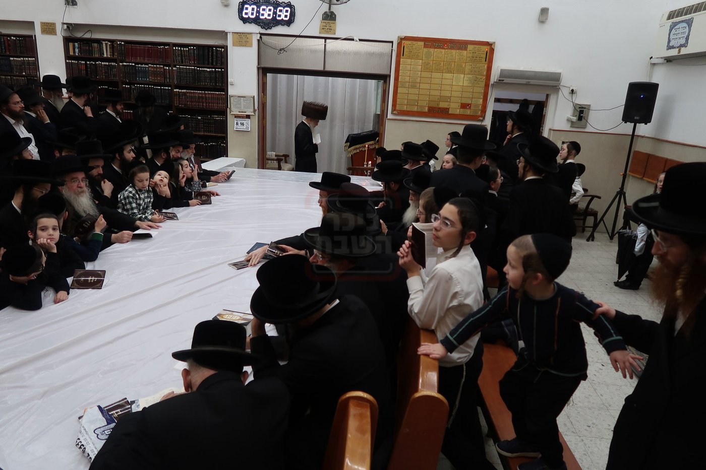 האדמו"ר ממעליץ בהדלקת נרות חנוכה