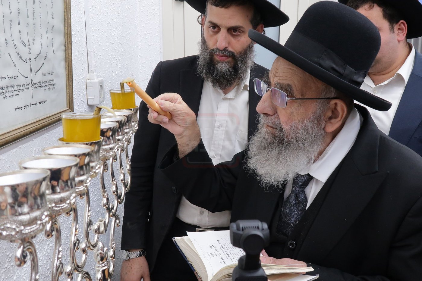 הגאון רבי משה צדקה בהדלקת נרות חנוכה