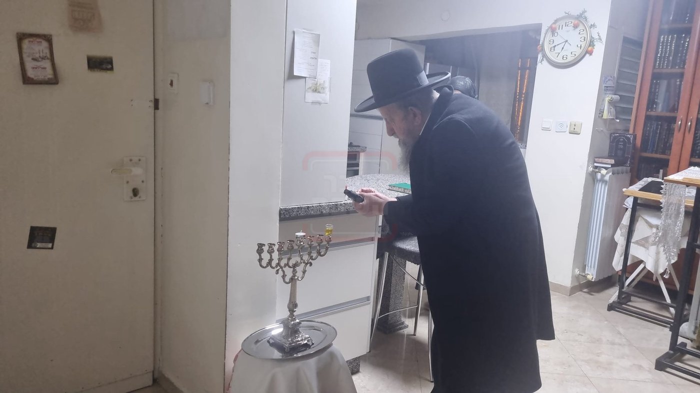 הגאון רבי בן ציון מוצפי בהדלקת נרות חנוכה