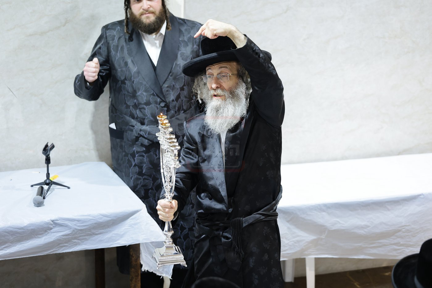 הרה"צ רבי אלימלך בידרמן בטיש חנוכה בחיפה